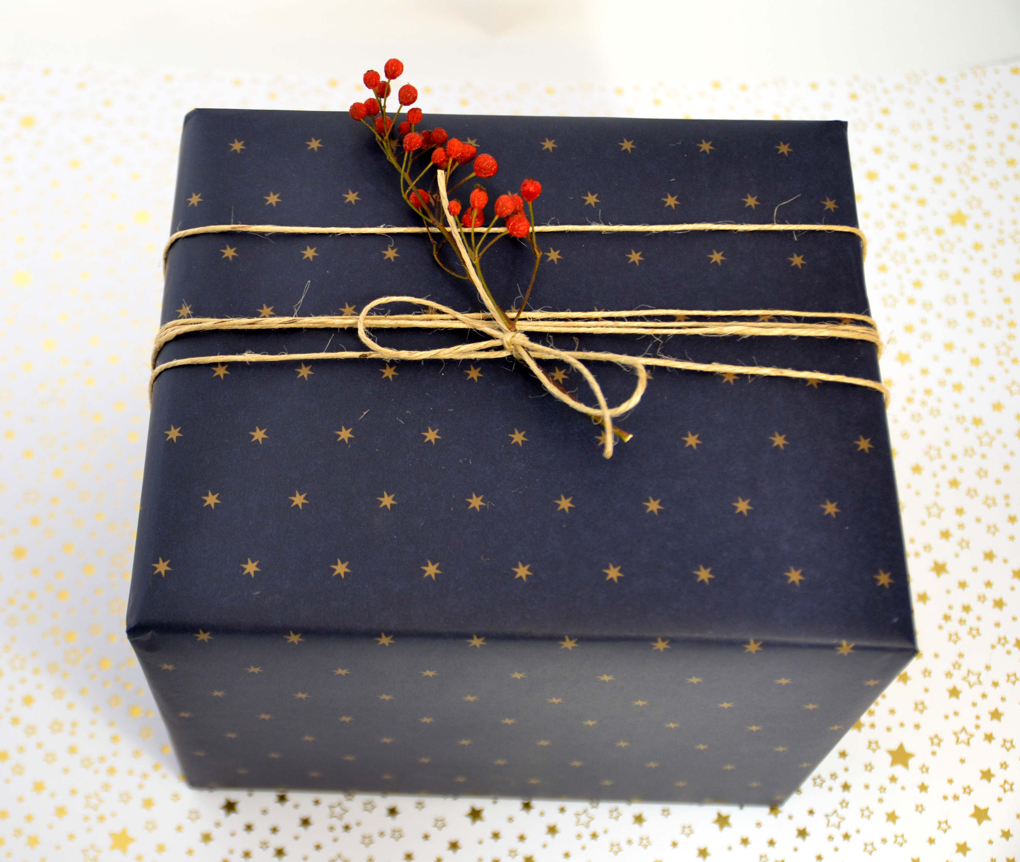Gerne verpacken wir Ihre Geschenke: Geschenkeservice im EG hinten links :) 